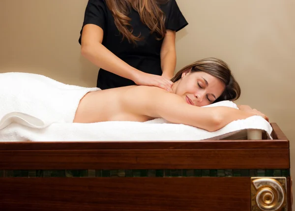 Donna che fa un massaggio — Foto Stock