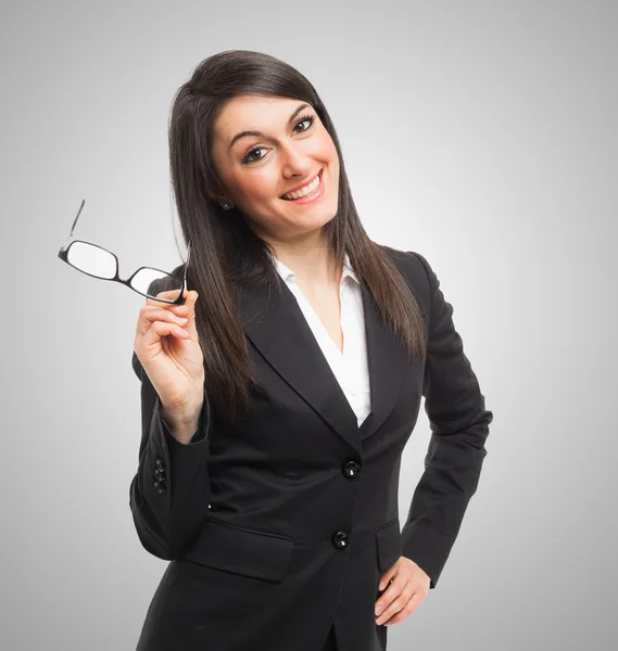 Usmívající se žena drží její brýle — Stock fotografie