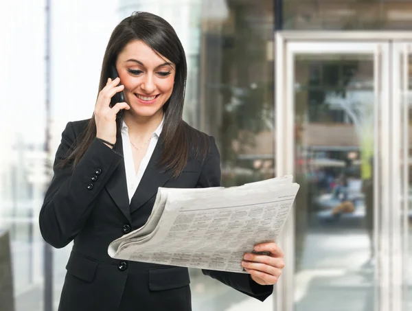 Donna che legge un giornale — Foto Stock