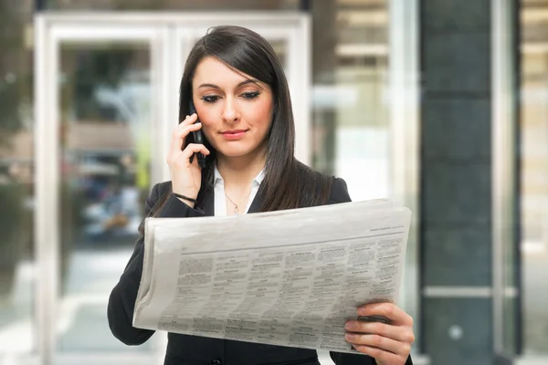 Frau liest Zeitung — Stockfoto