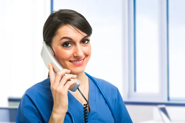 Enfermeira falando ao telefone — Fotografia de Stock