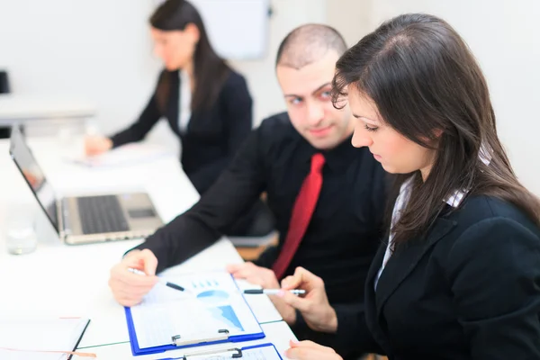 Personas en el trabajo durante una reunión de negocios —  Fotos de Stock