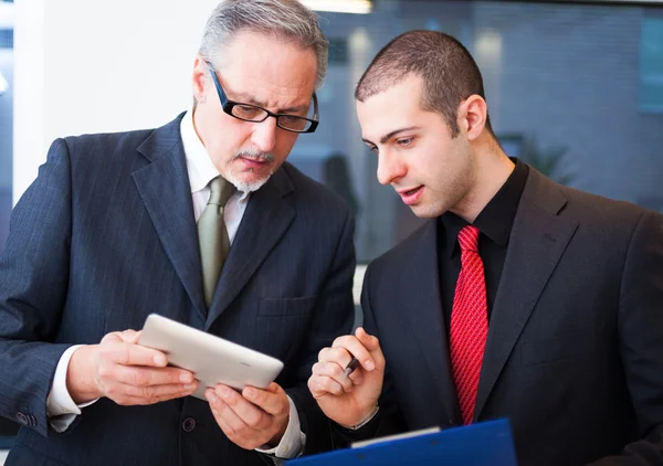 Empresários usando um tablet digital — Fotografia de Stock