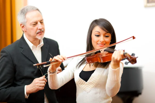 Geigenlehrerin hilft einem Schüler — Stockfoto