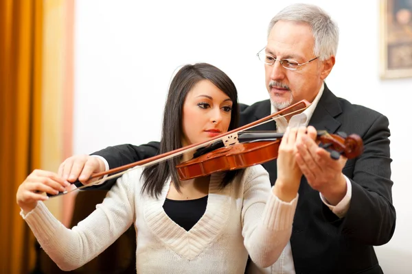 Geigenlehrerin mit einem Schüler — Stockfoto