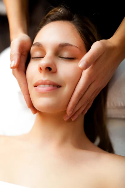 Mulher fazendo uma massagem facial — Fotografia de Stock