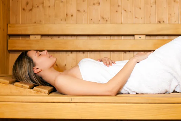 Donna in sauna — Foto Stock