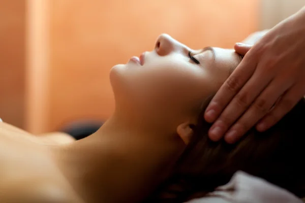 Mujer teniendo un masaje facial — Foto de Stock