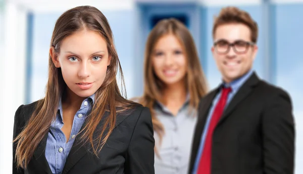 Frau vor ihrem Team — Stockfoto