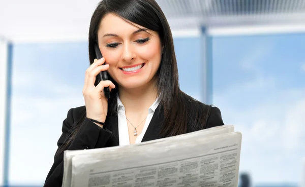 Business woman reading a newspaper — Stock Photo, Image