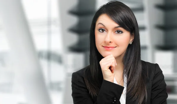 Mujer de negocios en la oficina —  Fotos de Stock