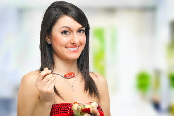 Vrouw eten fruit cocktail — Stockfoto