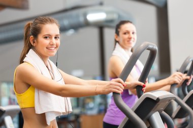 bir spor salonunda eğitim kadınlar