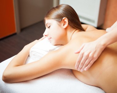kadın bir spa merkezinde masaj almak