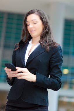 bir cep telefonu kullanan kadın