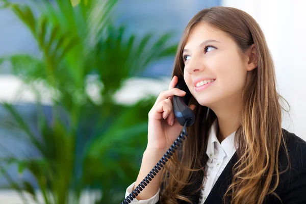 Obchodnice mluví po telefonu — Stock fotografie