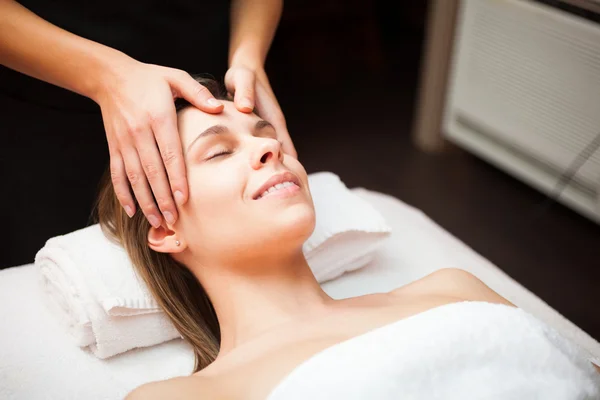 Vrouw genieten van een facial massage — Stockfoto