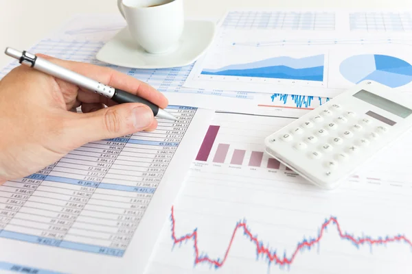 Empresário examinando gráficos financeiros — Fotografia de Stock