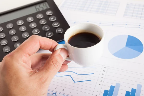 Empresario sosteniendo una taza de café — Foto de Stock