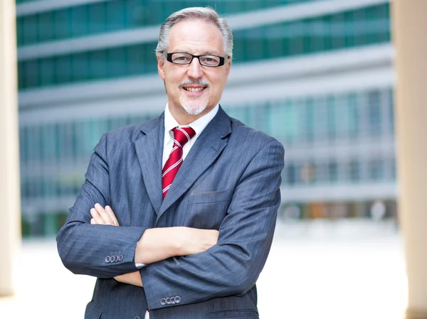 Hombre de negocios senior al aire libre — Foto de Stock