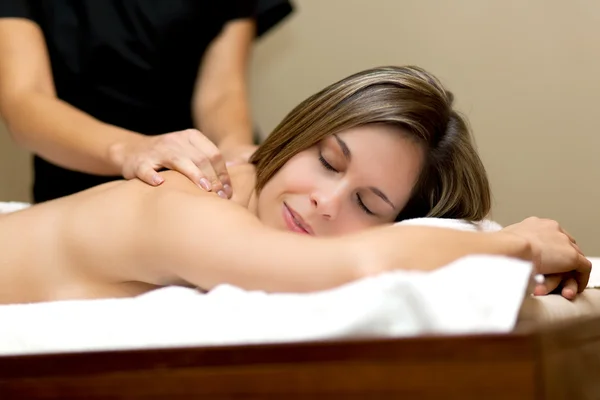 Frau bei einer Massage in einem Wellnessbereich — Stockfoto