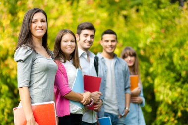 grup gülümseyen öğrenci