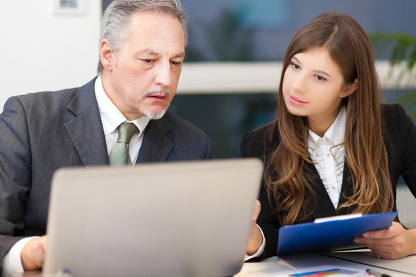 Деловые люди обсуждают во время встречи
