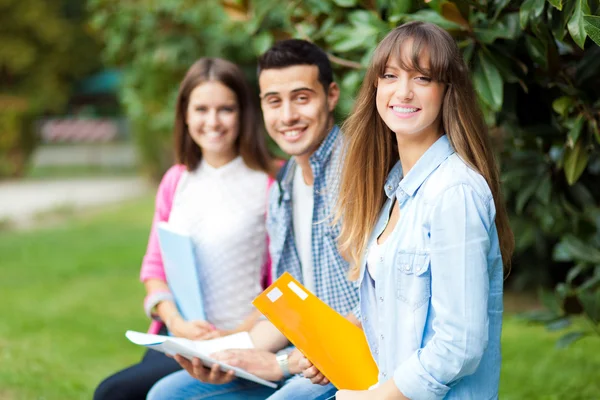 Studenten im Freien — Stockfoto