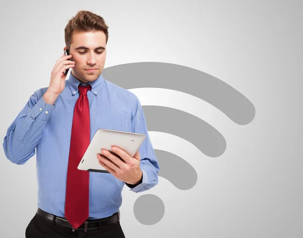 Un om de afaceri care utilizează o tabletă wireless digitală — Fotografie, imagine de stoc