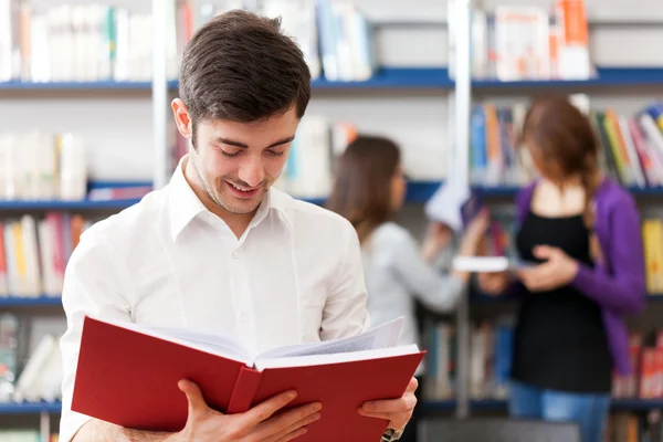 Uomo che legge un libro — Foto Stock