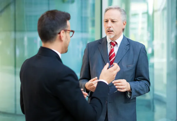 Empresarios hablando —  Fotos de Stock