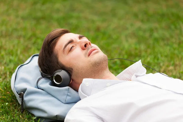 Omul ascultă muzică — Fotografie, imagine de stoc