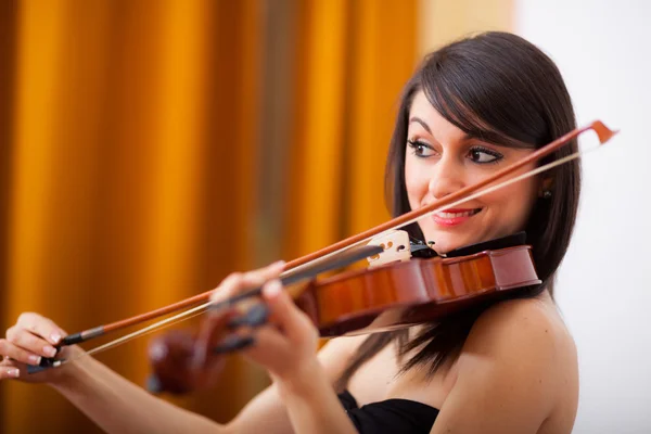 Donna che suona il violino — Foto Stock