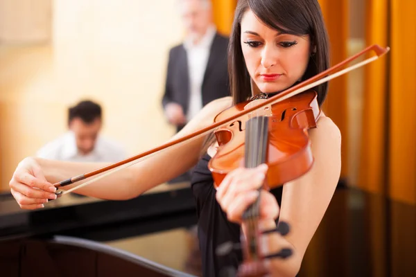 Frau spielt Geige — Stockfoto