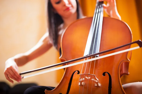 Mujer tocando violonchelo —  Fotos de Stock