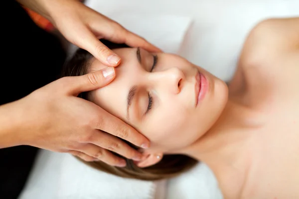 Mujer teniendo un masaje facial — Foto de Stock