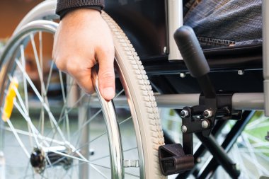 onun tekerlekli sandalye kullanan adam