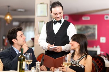 bir restoranda akşam yemeği sipariş Çift