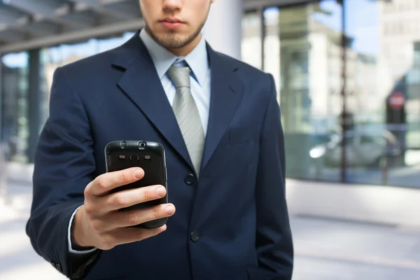 Homme d'affaires utilisant un smartphone — Photo