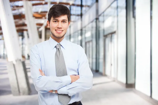 Geschäftsmann mit verschränkten Armen — Stockfoto