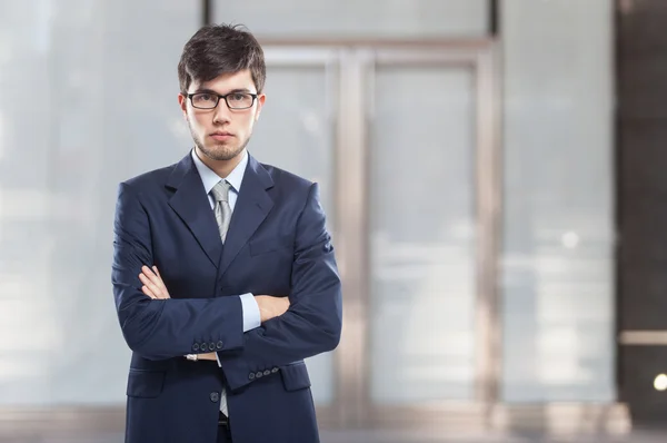 Zakenman met wapens gekruist — Stockfoto