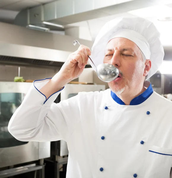 Chef en el trabajo — Foto de Stock