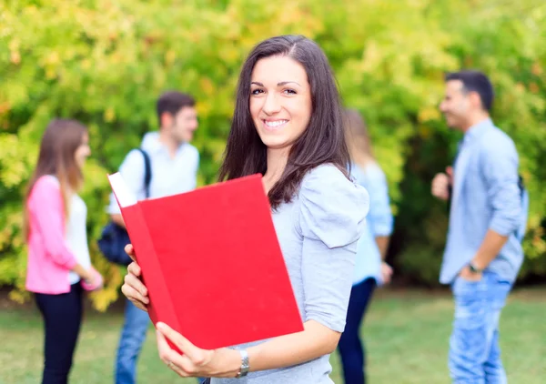 Studentów na zewnątrz — Zdjęcie stockowe