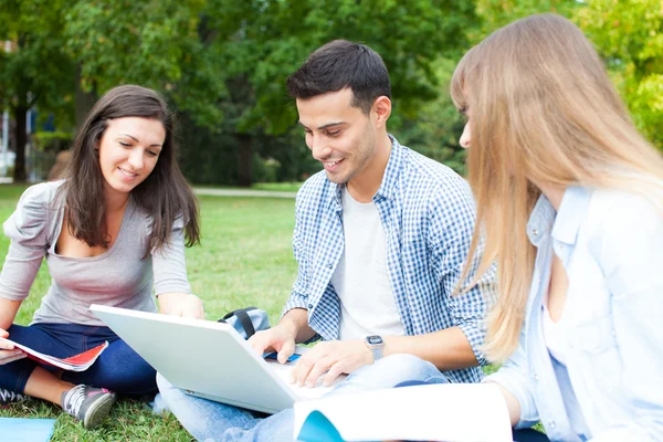 Studenten im Freien — Stockfoto