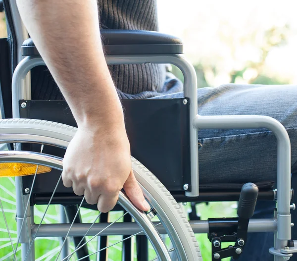 Hombre usando su silla de ruedas — Foto de Stock