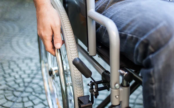 Hombre usando su silla de ruedas — Foto de Stock