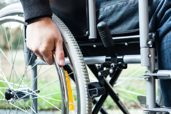 Man met zijn rolstoel — Stockfoto