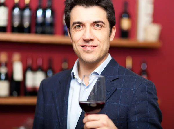 Homem segurando um copo de vinho — Fotografia de Stock