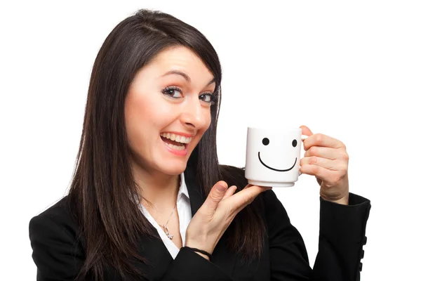 Ділова жінка тримає чашку з посмішкою — стокове фото