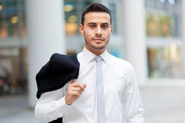 bir kentsel ortamda işadamı